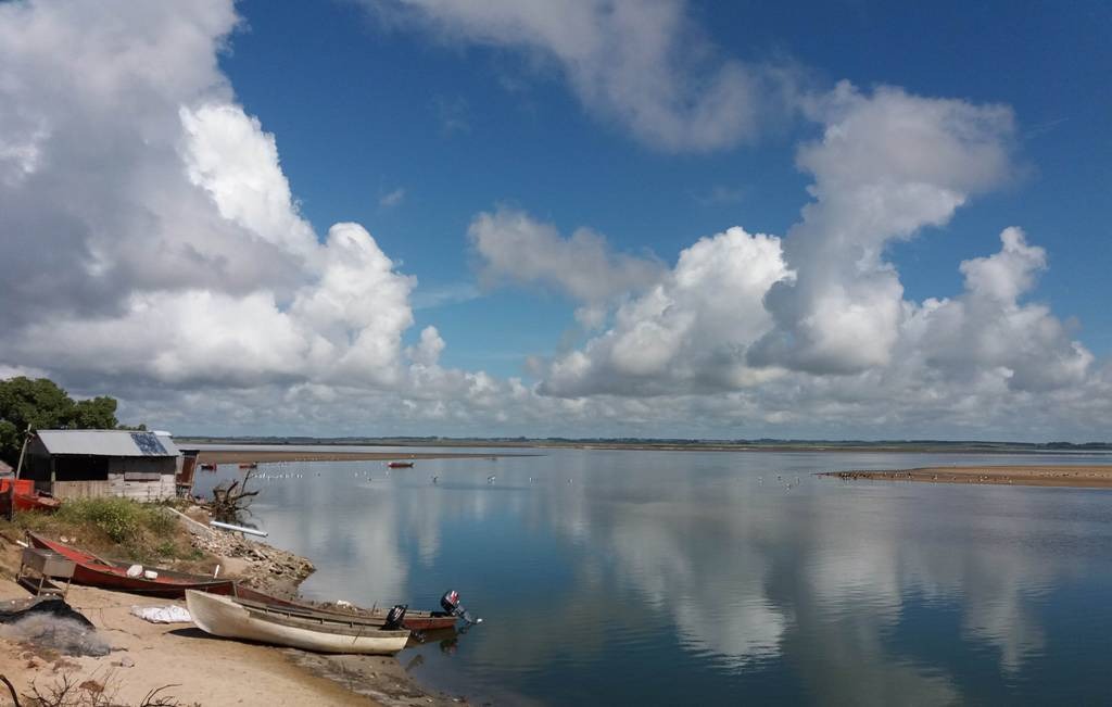 Barcos de pescadores junto à laguna em José Ignacio, Uruguai